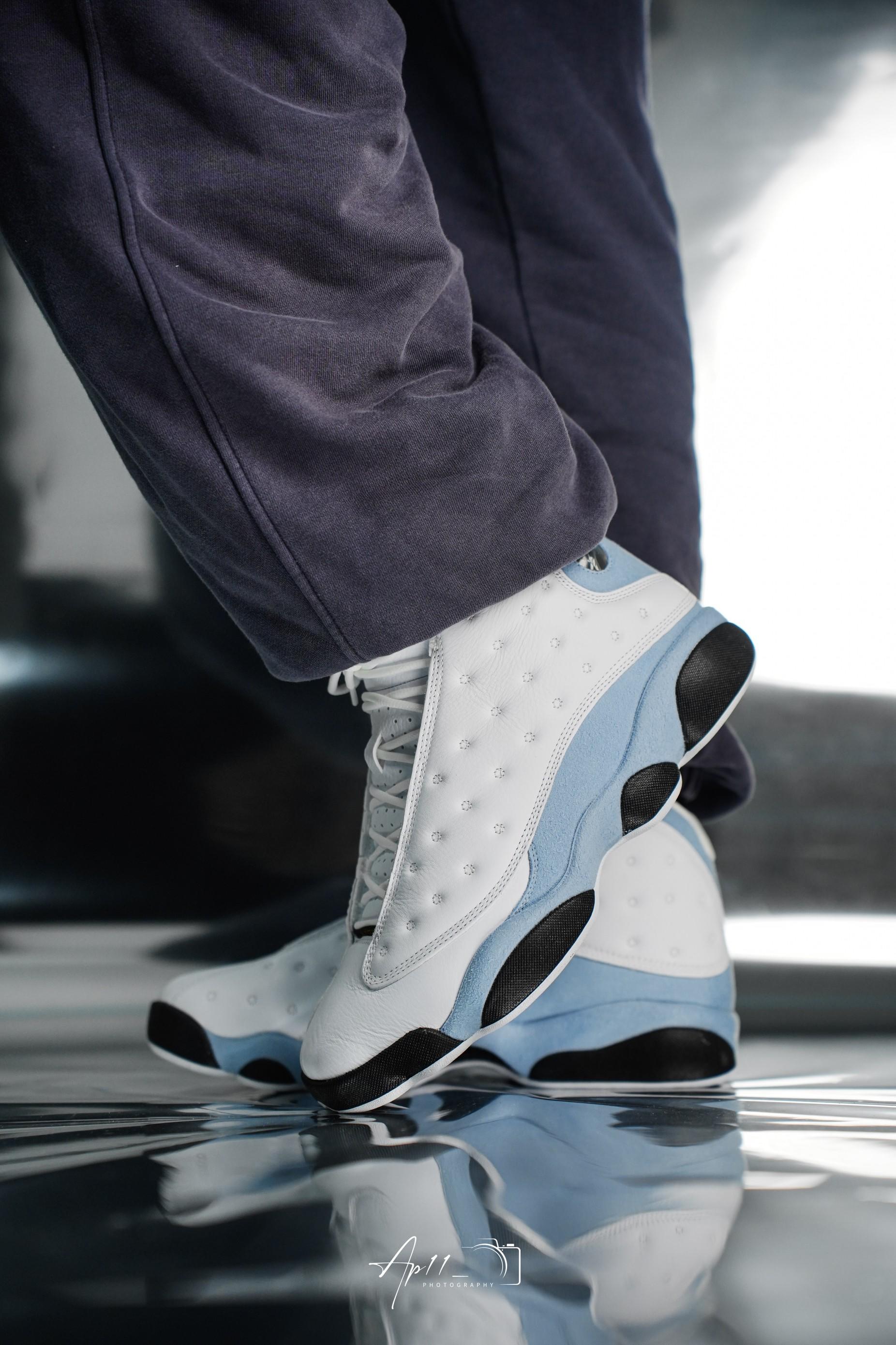 确实是有点“北卡”风味的。Air Jordan 13“Blue Grey”